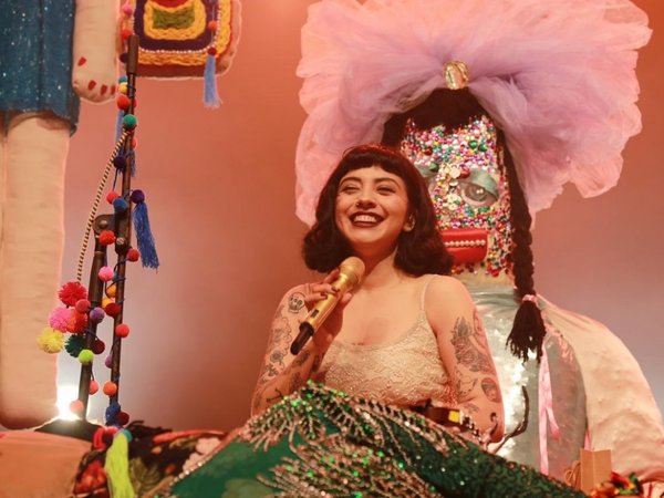 Mon Laferte deslumbró en Paraguay con su voz y belleza