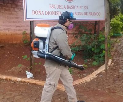 Fumigan instituciones educativas ante inicio de clases