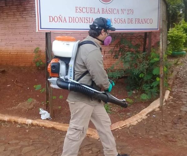 Fumigan instituciones educativas ante inicio de clases