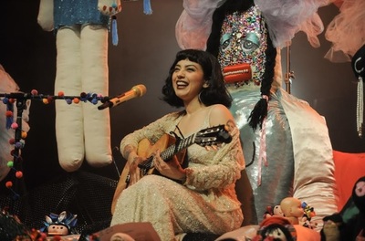 Mon Laferte y “sus monstruos” emocionaron en Asunción