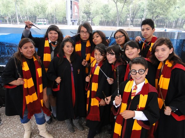 Cientos de magos por un día para celebrar la saga "Harry Potter" en Argentina » Ñanduti