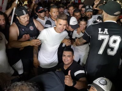 La bienvenida para Derlis González en el aeropuerto