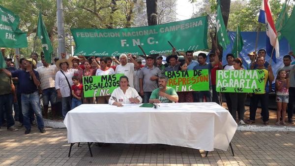 Asunción: Municipalidad ordena retirar a manifestantes campesinos instalados en plaza céntrica