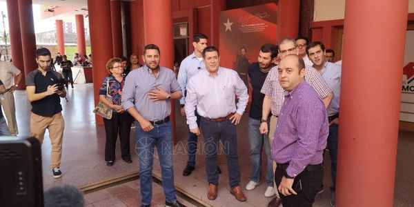 Horacio Cartes visita feria de empleo en la ANR