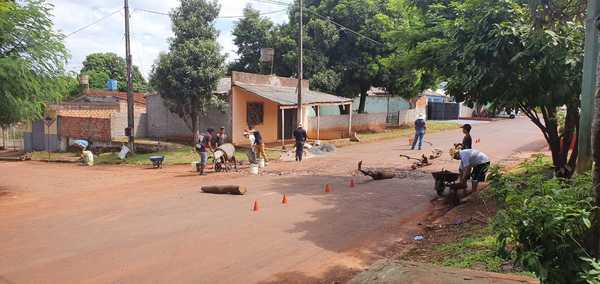 Vecinos reparan transitada calle vecinal