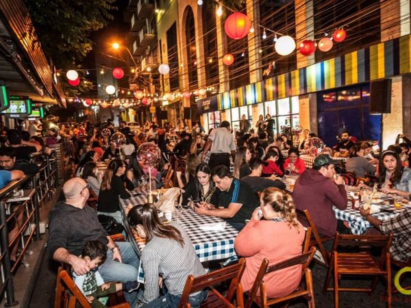 Locales deberán prohibir que se tome en la vereda