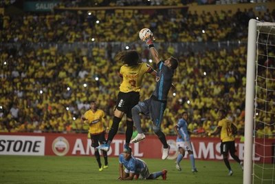 Barcelona goleó y prácticamente espera a la 'U' o Cerro