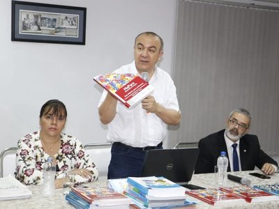 MEC no reimprimirá libros con errores, los enviará a escuelas con fe de errata