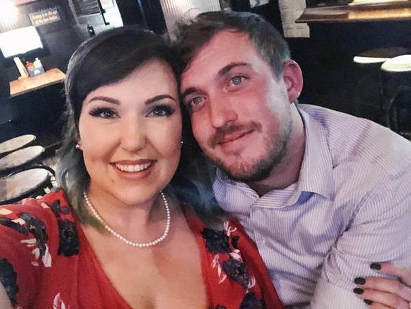 Una pareja simuló una propuesta de matrimonio falsa para obtener bebidas gratis en un bar