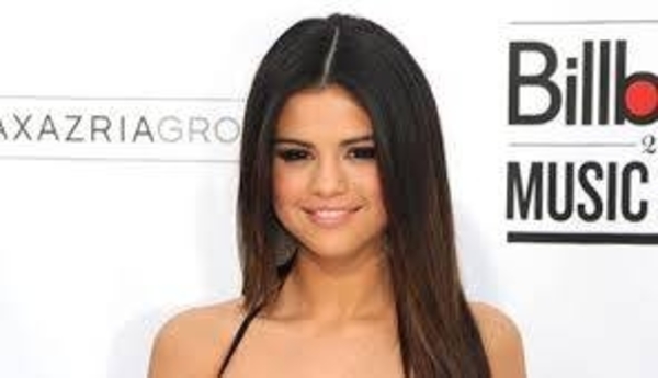 HOY / Selena Gómez llama a indocumentados "mi gente" al responder a otros famosos