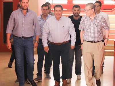 Horacio Cartes visita sede de ANR durante feria de empleos