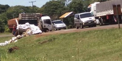 CAMIÓN VOLCÓ EN PLENA RUTA 6 A LA ALTURA DE PIRAPEY