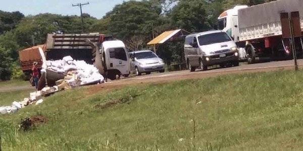 CAMIÓN VOLCÓ EN PLENA RUTA 6 A LA ALTURA DE PIRAPEY