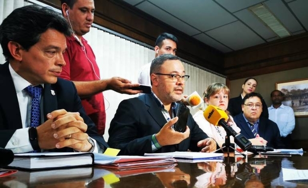 HOY / ¿Celulares de 7 millones para cada concejal?: Tras la ira ciudadana desactivan 'plan'
