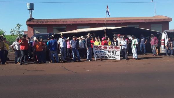 Campesinos se manifiestan para exigir mensura judicial - ABC en el Este - ABC Color