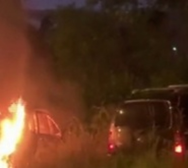 Vehículo se incendia tras choque en ruta de Areguá - Paraguay.com