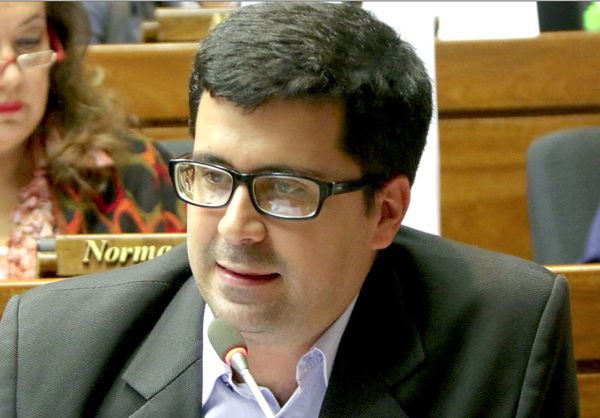 Villarejo: Errores ortográficos en los libros son graves y frustran al alumno