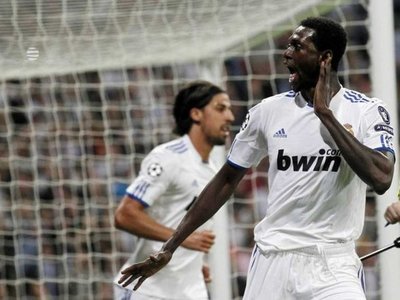 La Liga de España recuerda un gol del depredador Adebayor