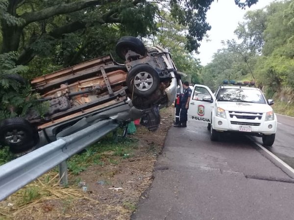 Vehículo vuelca a causa de un fuerte temporal en Pedrozo