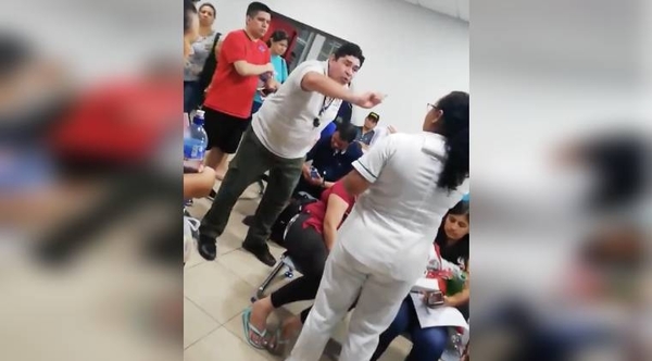 HOY / VIDEO | Dolor y hartazgo en  hospitales: "A nadie puta le  calienta los asegurados"