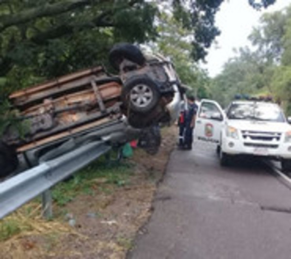 Vehículo vuelca en Ypacaraí tras fuerte temporal  - Paraguay.com