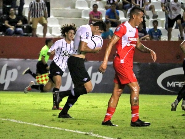 Libertad remontó con un penal dudoso