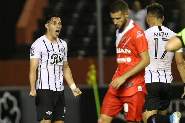 Con un polémico penal, Libertad vence a River Plate y sigue arriba