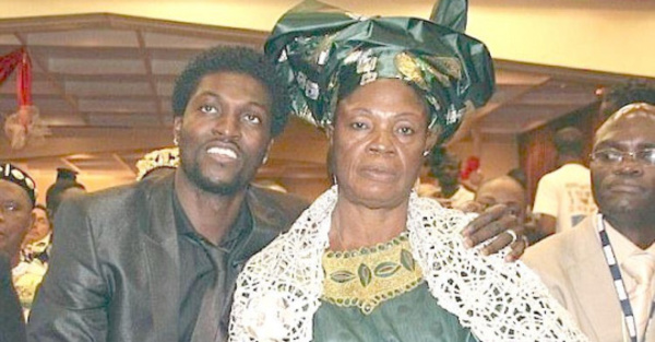 Emmanuel Adebayor fue jodido por toda su familia anga