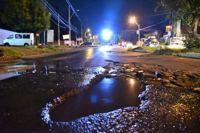 Tras desviar bache, motociclistas se accidentan en Lambaré  - Nacionales - ABC Color