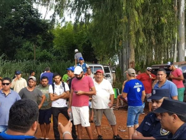 Cigarrilleros ceden y permiten retirar la carga demorada en Salto del Guairá