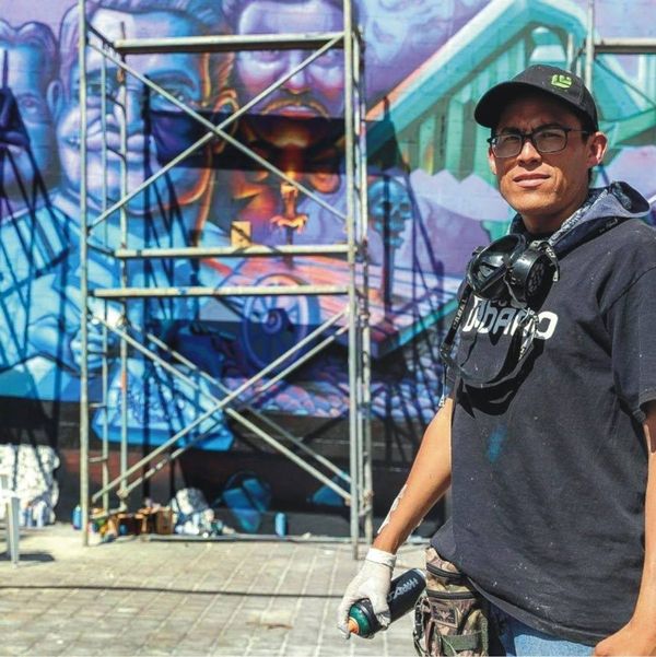“El Fósil”: Famoso muralista mexicano dicta taller de color
