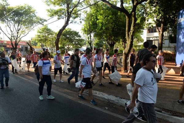 Arrancó "Asunción Plogging” juntos sin basura