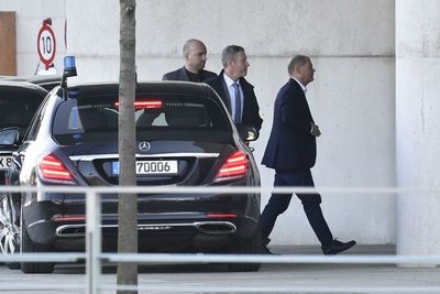 Merkel destituye a un miembro de su gobierno por haber votado con la ultraderecha