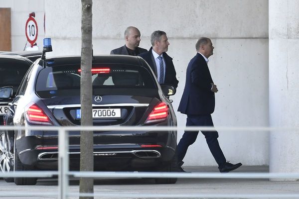 Merkel destituye a un miembro de su gobierno por haber votado con la ultraderecha