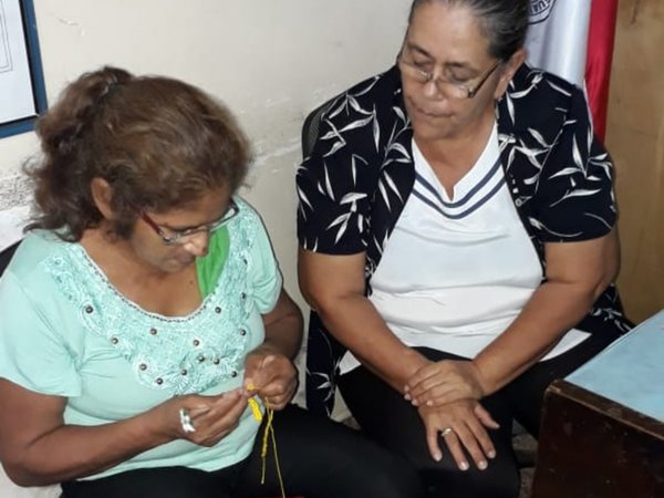 Abues hacen crochet como terapia grupal