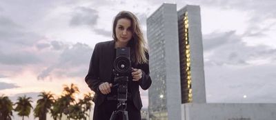 Petra Costa, una cineasta contra la “epidemia” de la ultraderecha en Brasil