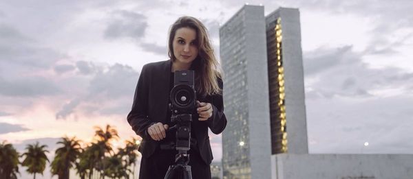 Petra Costa, una cineasta contra la “epidemia” de la ultraderecha en Brasil