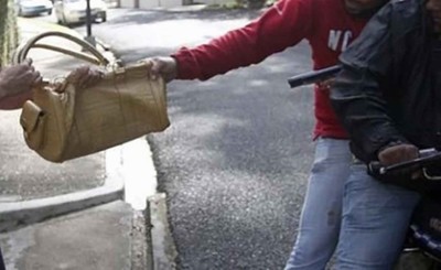 Mujer es víctima de motochorros en Pdte. Franco