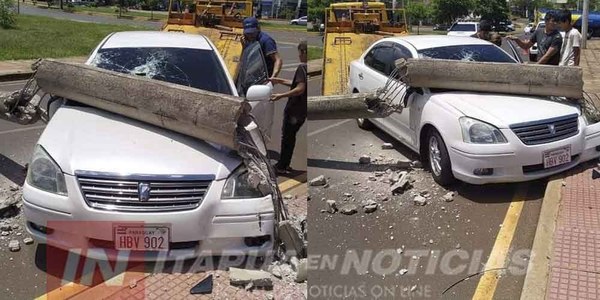CHOCÓ CONTRA UNA COLUMNA QUE LUEGO CAYÓ SOBRE SU AUTOMÓVIL