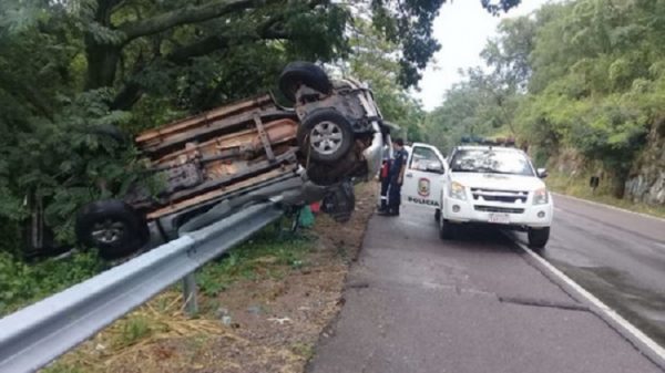 Camioneta vuelca tras temporal en Ypacaraí