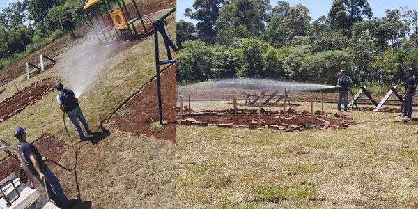 ANTE FALTA DE LLUVIAS, BOMBEROS RIEGAN PLAZA EN EDELIRA