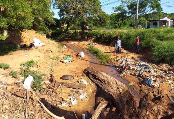 Vecinos se unen y combaten al dengue limpiando el arroyo Itá Cajón •