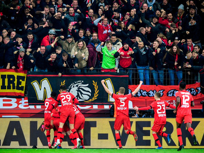 Bayer Leverkusen sorprende al Dortmund en los minutos finales