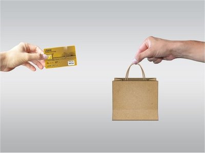 Detienen e imputan a mujer que recibió compra con tarjeta clonada