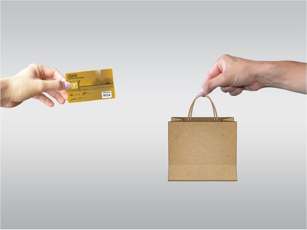 Detienen e imputan a mujer que recibió compra con tarjeta clonada