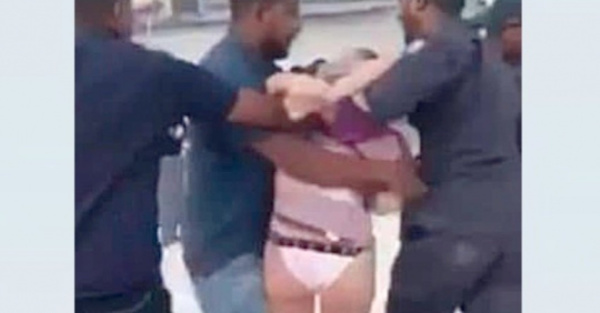 Joven se fue presa por usar biquini en una playa
