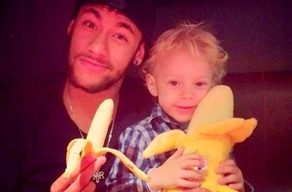 La banana que le tiraron a Dani Alves provoca una campaña contra el racismo - PARAGUAYPE.COM
