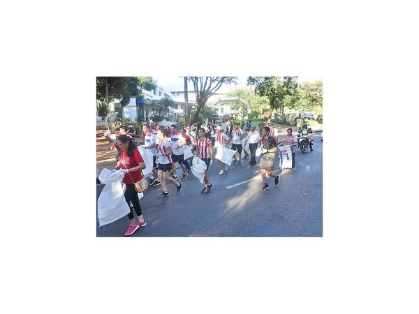 Plogging Asunción, una carrera contra virus del dengue