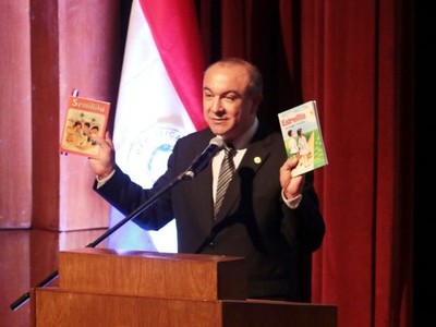 Por errores en libros, MEC anuncia la destitución de dos directores