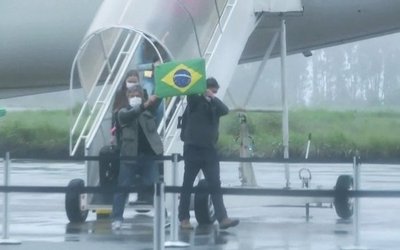 "Bienvenidos a la Patria Amada": "Brasiguaya" repatriada de cuna del coronavirus ya está en Brasil - ADN Paraguayo